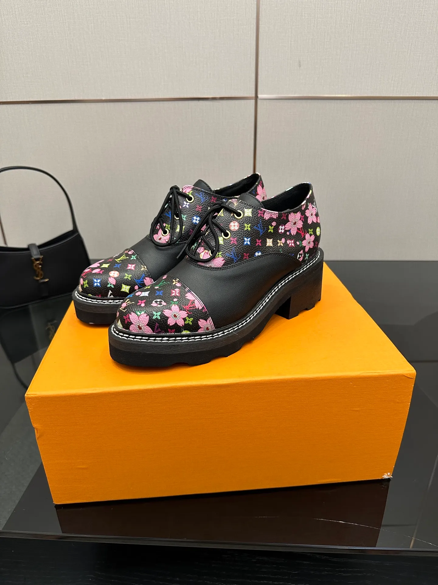 👟👟Ex-factory price 720👟👟 LOUIS VUITTON Louis Vuitton counter latest model top version LV inner cowhide material is real! Original 1:1 material reproduction! Modern and casual in one! Release a strong aura like a queen 🔥Capture everyone's attention instantly💃 Inner/foot pads: imported cowhide Fabric: cowhide Outsole: full genuine leather Code number: 35-41 (40, 41, 42 customizations are not returnable)